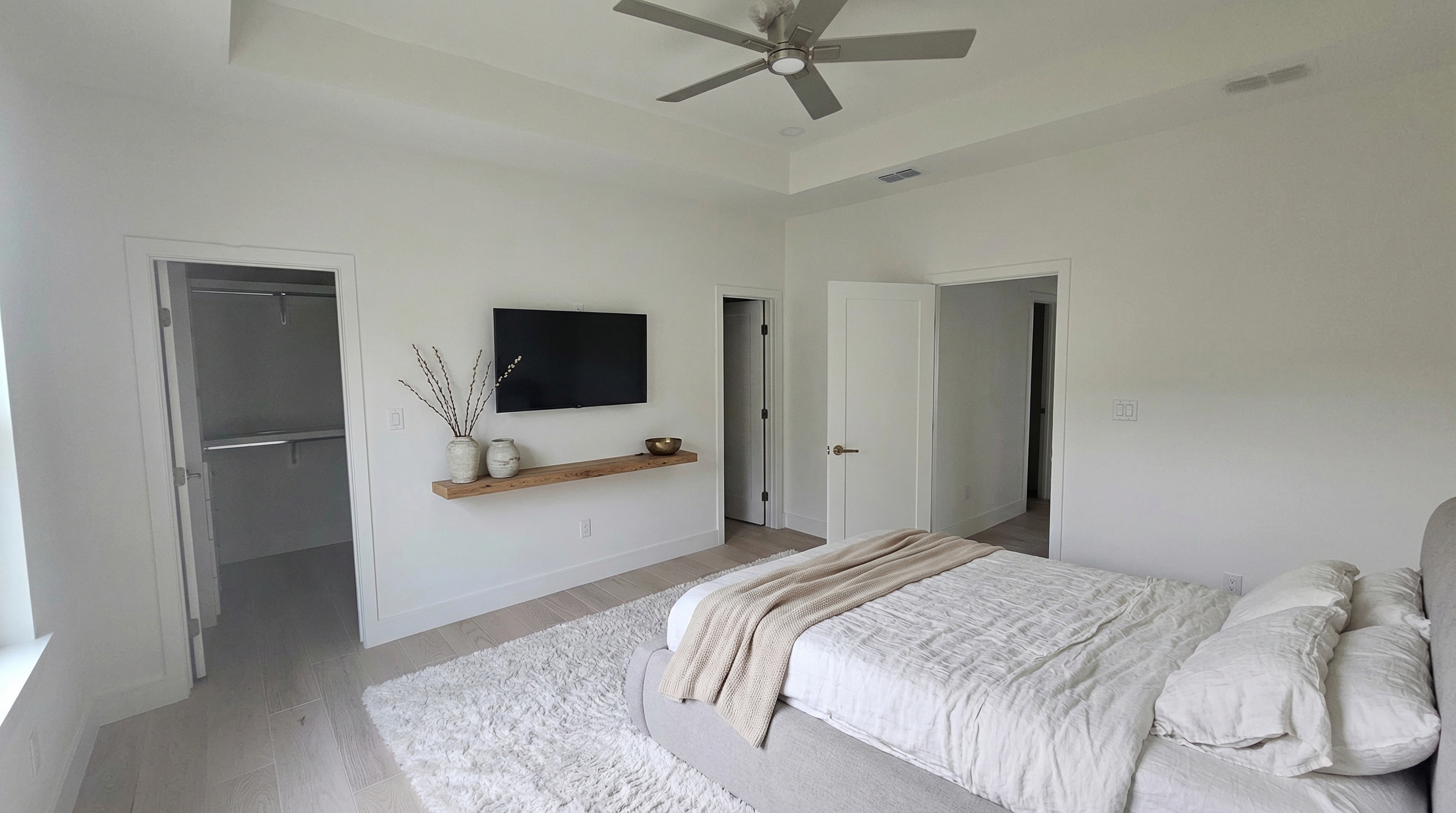 The Casa de Luz — primary suite detail